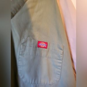 Dickies Oversized V neck Shirt olive grn &beige